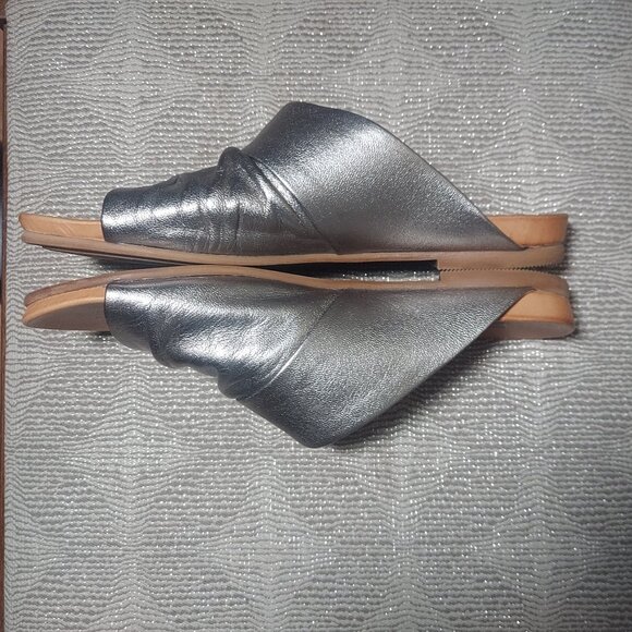 Miz Mooz Aria Ruched Leather Metallic Slide Women's 7 - Picture 2 of 7